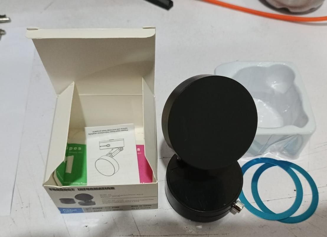Magnetic vacuum suction phone holder